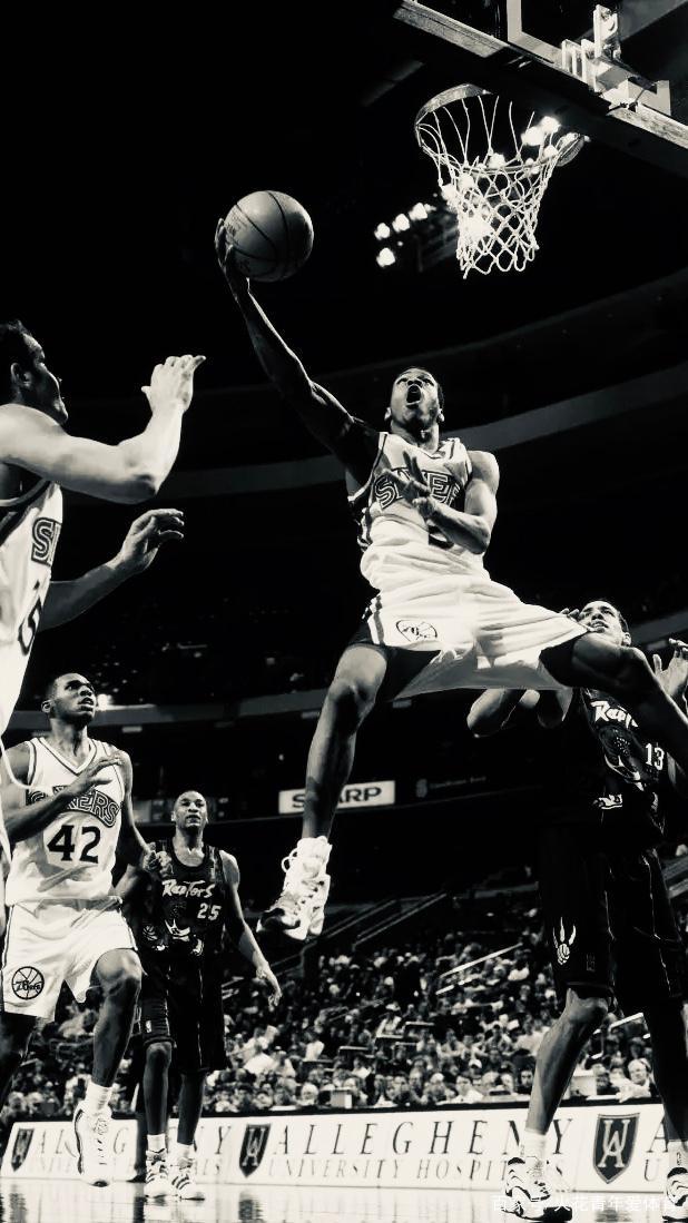 詹姆斯关键时刻连拿10分创赛季新高，头戴皇冠引球迷欢呼模仿