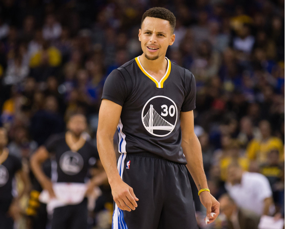 湖人詹姆斯关键三分带队取胜太阳