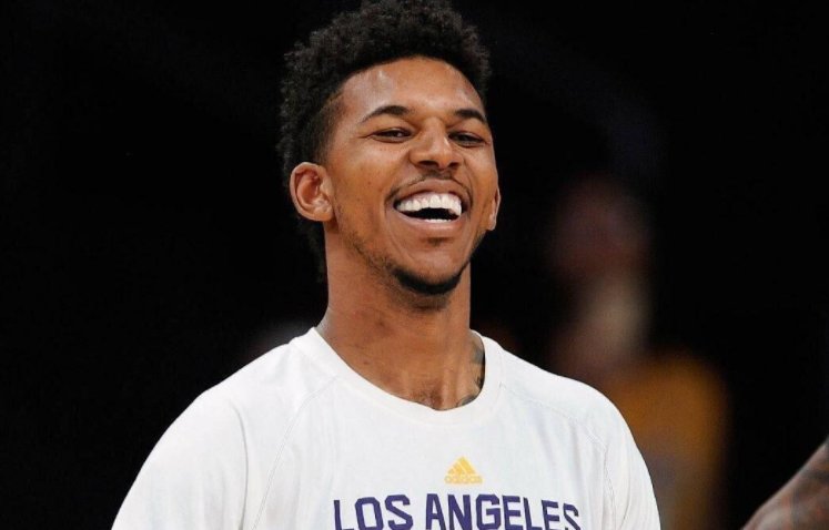 表情严肃拉菲尼亚国家队惨败后回到巴塞罗那