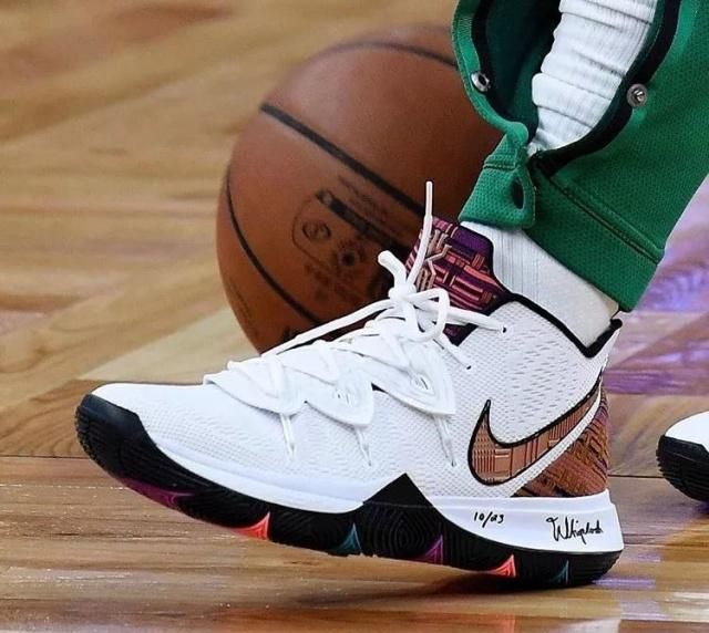 第一躺赚王“无人能及”：踢5场狂赚1.45亿，体测通不过，热爱香槟美女