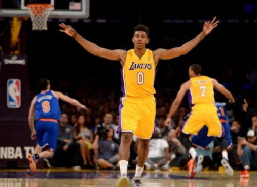 上海vs青岛前瞻：洛夫顿PK韦瑟斯庞引外援大战 卢伟率队冲8连胜