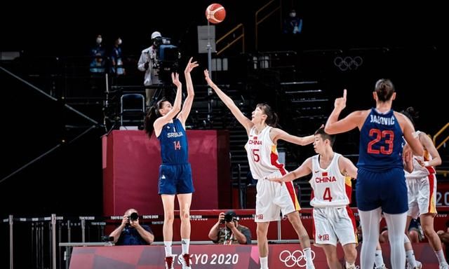 阿森纳客场2-1战胜阿斯顿维拉，维拉绝杀，阿森纳争冠形势艰难。