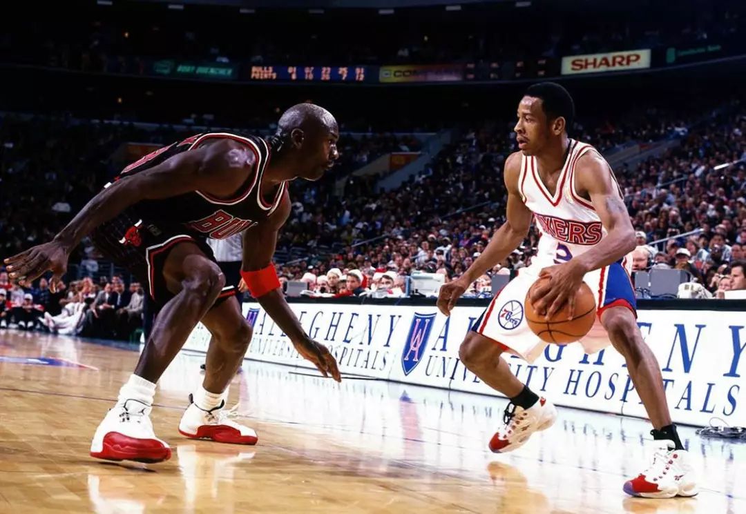 海港冬训刘若钒与蒋光太组队打乒乓球 主帅一旁观战