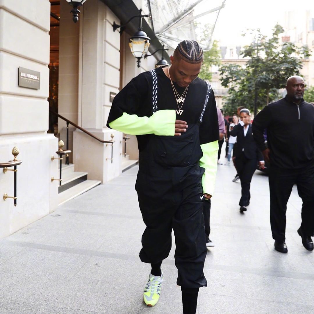 仅仅只是换了个“皮”，狂揽2亿美元后的续作就冲上了畅销榜第一？